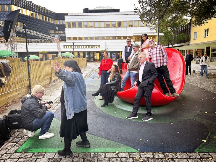 Producenten Kicki Bergsten tycker att skådespelarna ska blicka ut i fjärran för att det ska passa titeln Mina drömmars stad? Henrik Hansson förbereder fotograferingen till årets revyaffisch. Foto: Karin Diffner