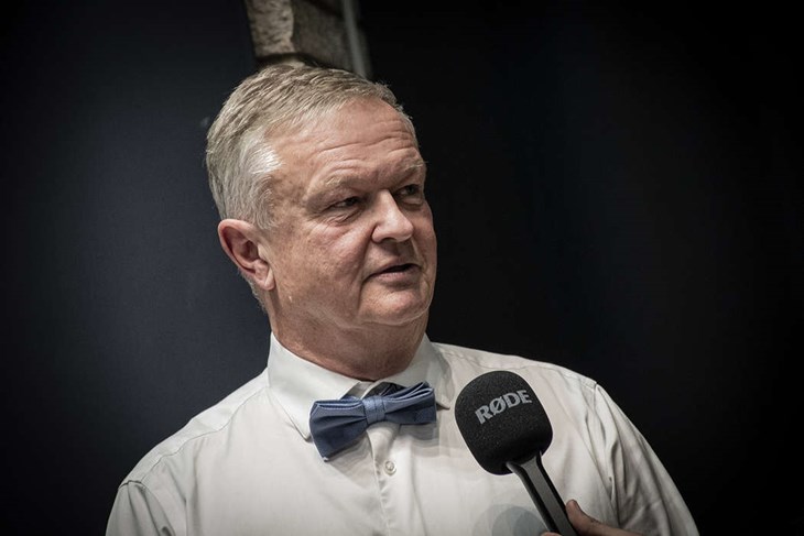 Lennart Mångs tar ett kliv åt sidan och släpper fram partikollegan Gråbo. Foto: Christian Larsen
