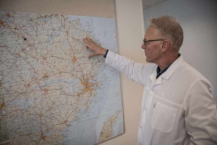 Staffan ögnar kartan som vittnar om mejeriets räckhåll. Foto: Christian Larsen