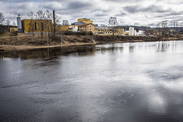 När mejeriet byggdes passerade riksvägen byn. Tillgången till vatten var också viktigt och geografiskt når man idag 3,5 miljoner potentiella kunder inom en 15 mils radie. Foto: Christian Larsen