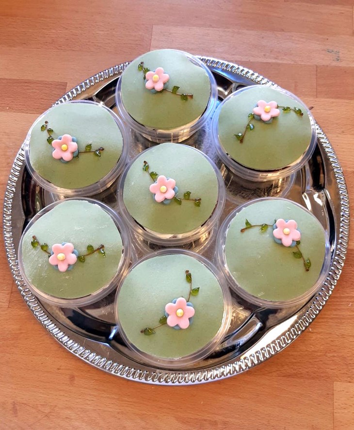 Almas Café sålde årets majblommebakelse (bilden) och Borlänge Majblommeförening lyfter även fram Torsångs Handelsträdgård vars vackra buketter gav föreningen ett välkommet tillskott. Foto: Privat
