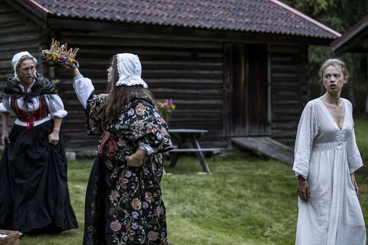 Paulina Pfeiffer (Modern), Paula Hoffman (Jordemor) och Liv Nyberg (Kersti). Kronan är gjord av konstnären Lotta-Maja Öhman. Foto: Daniel Eriksson/Backbone