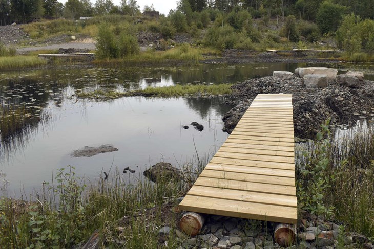 Området, som tidigare använts till parkering och valborgsmässoaftonsfirande, har nu utvecklats till en spelplats. Via de tretton broarna kan man ta sig mellan de små öarna vid Gråbergsdammen. Foto: Pär Sönnert