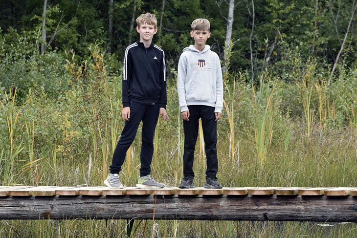 Under våren och sommaren har Rasmus Karlsson och Edvin Grånäs, samt Rasmus bror Theo, byggt broar vid Gråbergsdammen, som ligger intill Äventyrsgruvan i Tuna Hästberg. Foto: Pär Sönnert