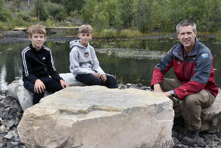 Ramus Karlsson, Edvin Grånäs och Daniel Karlsson vid grillplatsen i mitten av Gråbergsdammen. Foto: Pär Sönnert