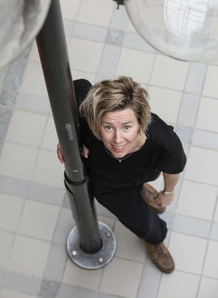 Johanna Flood jobbar som konsult, föreläsare och författare inom hållbarhet. Hon har tidigare arbetat som global miljöchef på Hitachi Energy och som journalist. Foto: Anna Klint