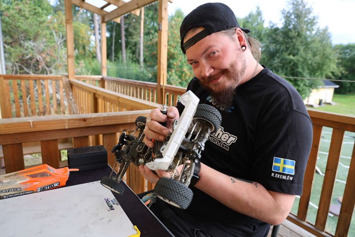 Ricky Ekenlöw har varit aktiv i sporten under flera år och är engagerad i sektionen för radiostyrda bilar i SMK Dala Falun. Foto: Malin Westling