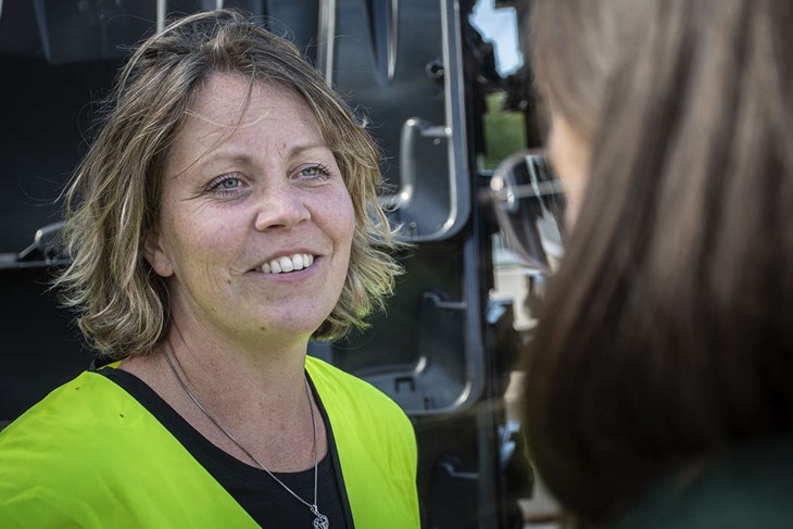Kristina Backlund nämner den lag som ligger bakom införandet av de extra sopkärlen. Den säger att landets kommuner ska ha infört den fastighetsnära insamlingen senast den 1 januari 2027. Foto: Christian Larsen