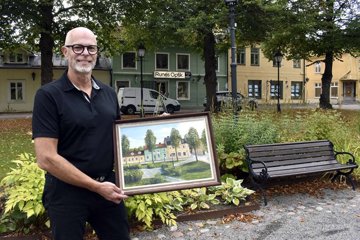 Sedan 1952 har Runes Optik (som tidigare hette Runes Ur, Optik och Guld) hållit till i huset vid Rådhustorget i Säters innerstad. Men i november väntar en flytt och namnbyte för verksamheten. "Det känns speciellt, det är ett stort slag att flytta en verksamhet med så mycket tradition", säger Michael Nyman som på bilden håller i en målning av huset, gjord av Bror Jakobs. Foto: Pär Sönnert 
