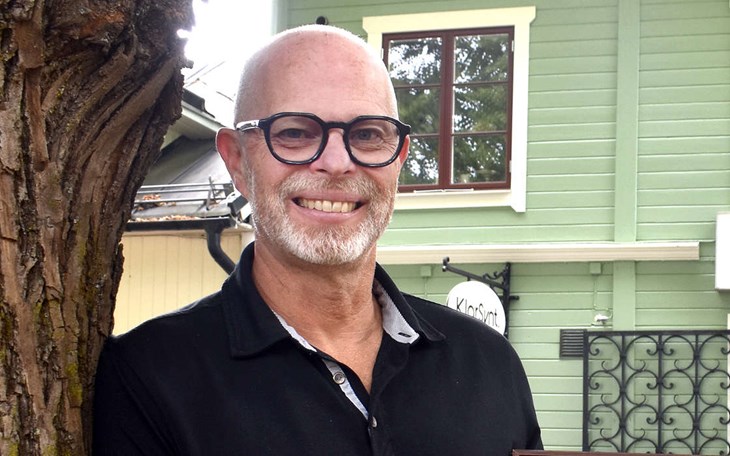 Michael Nyman berättar att hans verksamhet har vuxit ur lokalerna vid Rådhustorget. I november flyttar Runes Optik till andra lokaler och byter även namn till Optikhuset. Foto: Pär Sönnert 