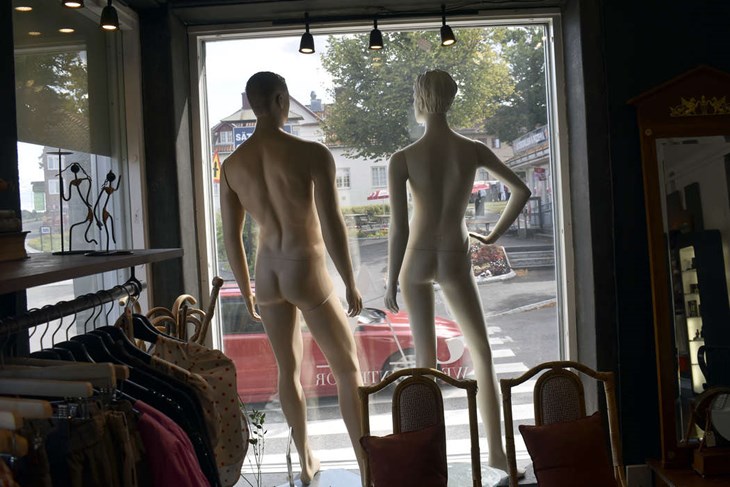 Efter 2,5 år har Jonas Ahlin stängt butiken JA Wear & Interior på hörnet där Torggatan och Östra Långgatan möts. Ahlin satsar i stället på sin butik i centrala Hedemora och i denna lokal kommer Michael Nymans optikerverksamhet att flytta in. Foto: Pär Sönnert 