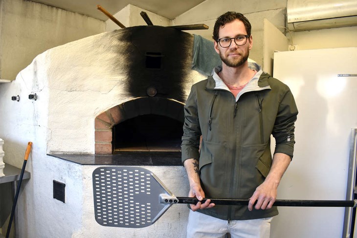 I våras hälsade Lokalt i på i Edvin Gustafssons pizzastuga där han gräddar napoletansk pizza. Foto: Pär Sönnert