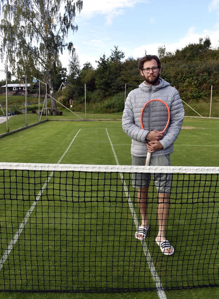 Edvin Gustafsson kan summera en rekordsäsong för grästennisbanan i Boberg. Och han konstaterar att de olika verksamheterna på gården drar besökare åt varandra. "Pizzerian och kaféet lockar hit tennisspelare och tvärtom", säger han. Foto: Pär Sönnert