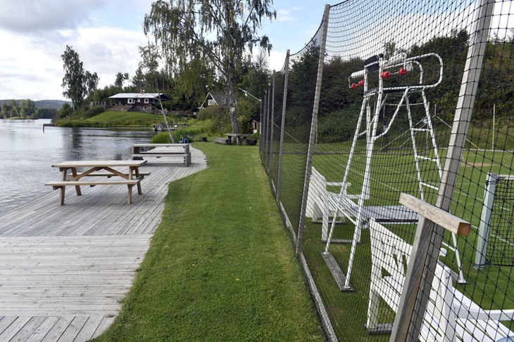 "Älvestrands Tennis" är namnet på grästennisbanan som, som synes, är belägen blott ett par meter från Dalälven. Foto: Pär Sönnert