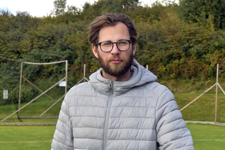 Efter en hektisk sommar, med många besökare till både pizzerian, kaféet och grästennisen, har Edvin Gustafsson stängt verksamheterna för säsongen. "Tanken är att hålla pizzerian öppen på helger under hösten och vintern och testa hur det går", säger han. Foto: Pär Sönnert