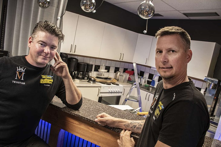 Ronny och Jimmy planerar för det som i folkmun kallas för "vuxendagis" med spel och andra aktiviteter. Foto: Christian Larsen