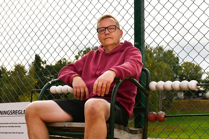 Lasse Pettersson är ordförande i tennisklubben sedan två år tillbaka:  "När jag fick frågan kändes det naturligt att ställa upp. Jag tog över efter Anders Goodholm som haft rollen i många år", säger han. Foto: Jens Wikholm