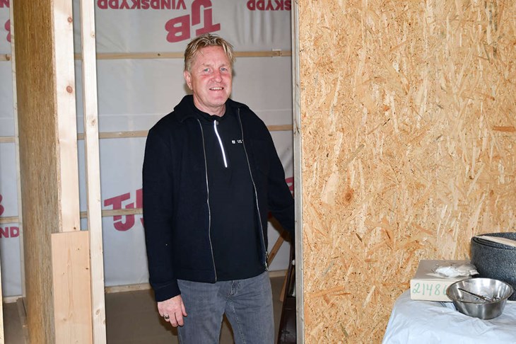 "När alla hälsar på är vi 22 personer", säger Ulf Stenlund och förklarar varför han och sambon Åsa renoverar gäststugan. Foto: Jens Wikholm