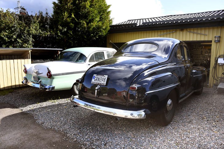 Av de nio fordon som Tobbe just nu äger är de här två amerikanarna hans stora favoriter: En Ford Fairlane från 1956 och en Ford Business Coupé från 1947. Foto: Karin Diffner