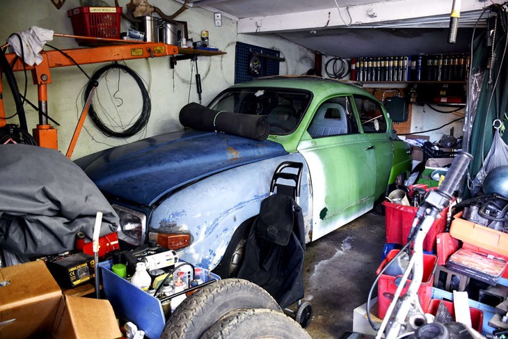 Ett av de kommande projekten är att renovera den här Saaben från 1978. "Jag försöker alltid göra det så lika originalet som det går", säger Tobbe. Foto: Karin Diffner