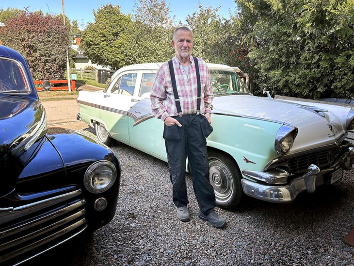 Av de nio fordon som Tobbe just nu äger är de här två amerikanarna hans stora favoriter: En Ford Business Coupé från 1947 och en Ford Fairlane från 1956 . Foto: Karin Diffner