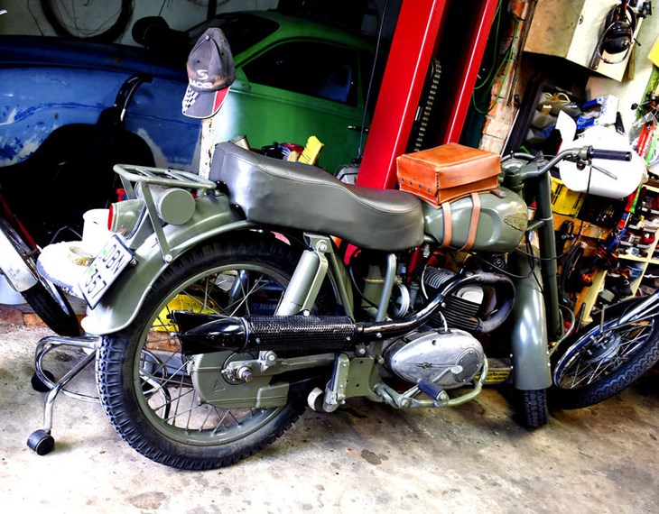 Den här motorcykeln använder Tobbe mest nuförtiden. Det är en militärvariant av märket Monark Blue Arrow. Foto: Karin Diffner