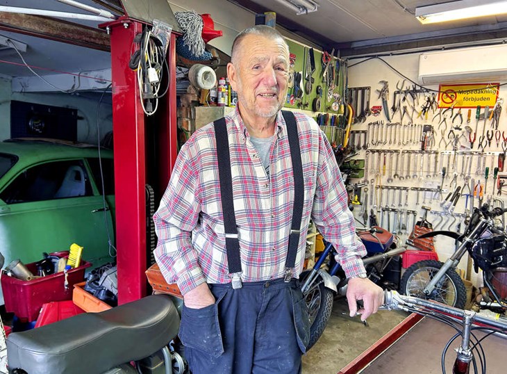 Tobbe Ohlson när en livslång kärlek till att meka med olika fordon. "Men nu för tiden blir det kanske bara tre timmar på förmiddagen och tre-fyra på eftermiddagen", säger han. Foto: Karin Diffner