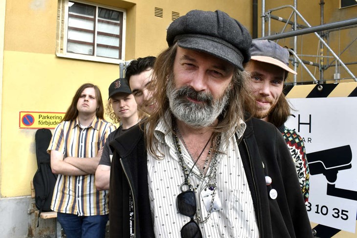 Daniel "Trashcan Dan" är (som synes) frontfigur i Trashcan Band. Bakom honom ses, från vänster: Sebastian Hedlund, Adrian Krantz Fremén, Samuel Davidsson och Mattias Olsander. Foto: Pär Sönnert 