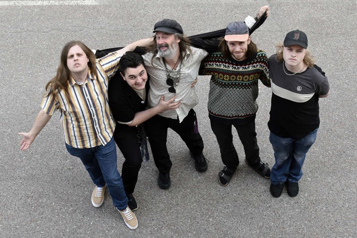 Sebastian Hedlund, Samuel Davidsson, Daniel "Trashcan Dan" Andersson, Mattias Olsander och Adrian Krantz Fremén har spelat tillsammans i 1,5 år. Bandet heter Trashcan Band. Foto: Pär Sönnert 