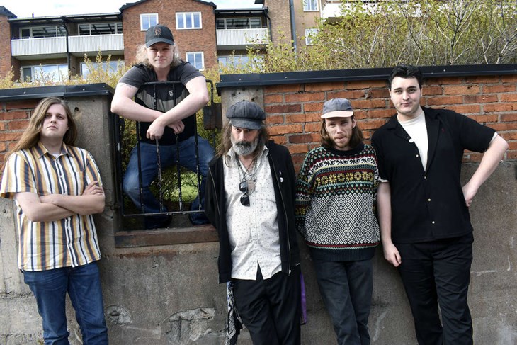 Sebastian Hedlund, Adrian Krantz Fremén, Daniel "Trashcan Dan" Andersson, Mattias Olsander och Samuel Davidsson bildar tillsammans Trashcan Band. Foto: Pär Sönnert 