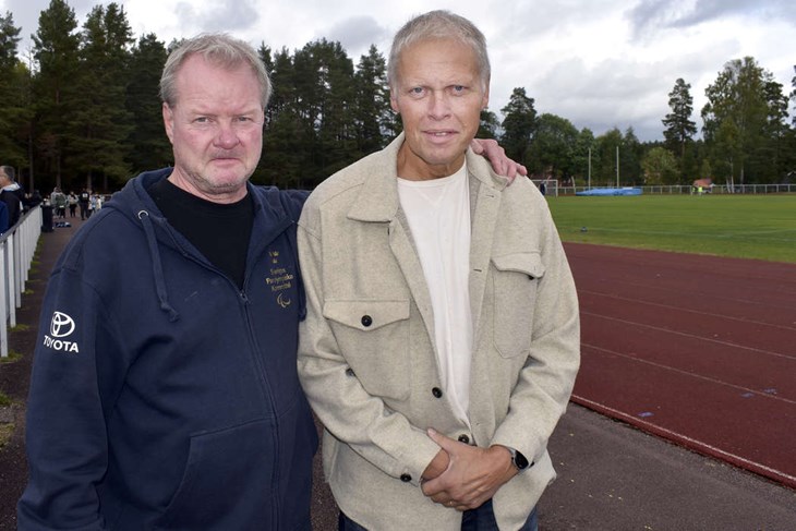 Pär Uhlin, idrottskonsulent på Parasport Dalarna, och Ola Brossberg, ordförande för Dalarnas Parasportförbund, gladdes över att se alla glada barn och ungdomar under Dalakampen på Kvarnsvedens IP. Foto: Pär Sönnert