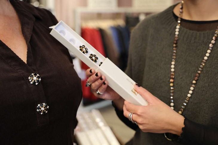 Att enkelt förändra sina plagg med en fin accessoar gör att du kan ha samma plagg till olika tillfällen. Som dessa du sätter på knapparna, till exempel. Foto: Malin Westling
