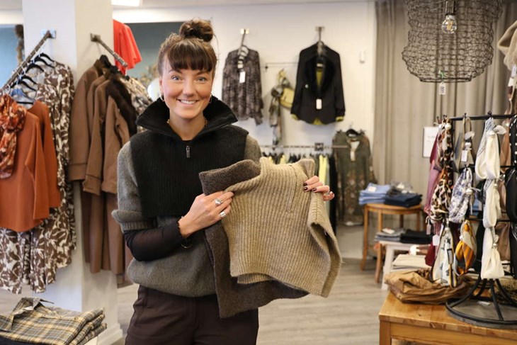 En av favoriterna inför hösten är löskragar i olika modeller. Eller en liten sjal som du fäster med magnet för att slippa knyta. Foto: Malin Westling