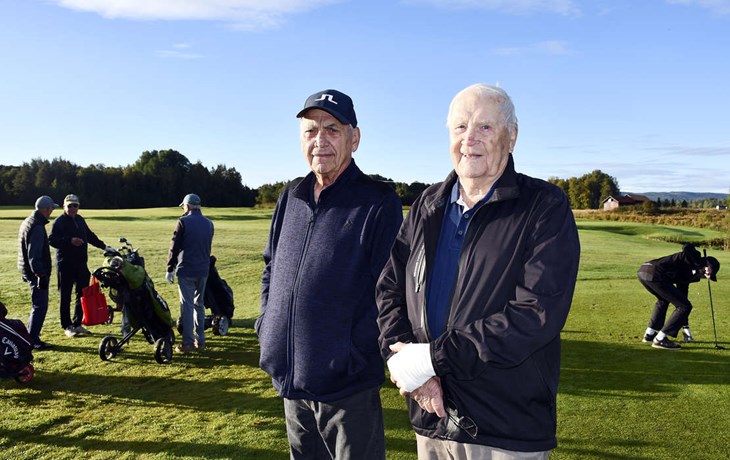 Initiativtagaren Lars Nygren (till vänster) har slutat spela golf, men 90-åriga Bernt Danielsson väntar bara på att handen ska läka innan han går ut på banan igen. "Jag tänker spela tio år till – om det är möjligt", säger han. Foto: Karin Diffner