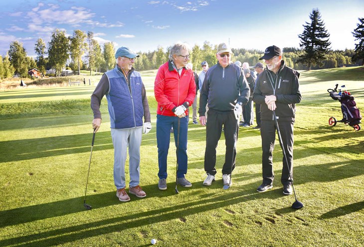 Att komma ut, träffas och "ljuga lite" är det viktigaste med golfträffarna. Här förbereder sig Jan Engström, Kjell Danielsson, Stefan Persson och Sven-Olov Zetterström för en runda. Foto: Karin Diffner