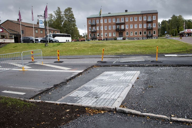 Ett av farthindren har placerats nedanför Värdshuset Stopet. Foto: Sara Flodin