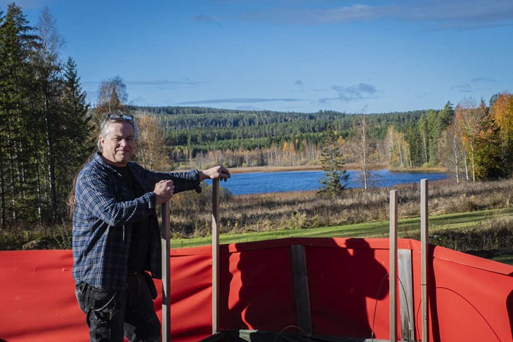 Bosse Thorsell kan få 18 vindkraftverk i närheten. Några av dem kommer nattetid blinka över Dammsjön. Foto: Christian Larsen