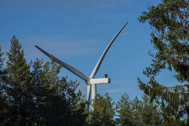 I dag driver SR Energy Riskebo vindkraftspark. De sju verken mäter 200 meter i totalhöjd. Foto: Christian Larsen