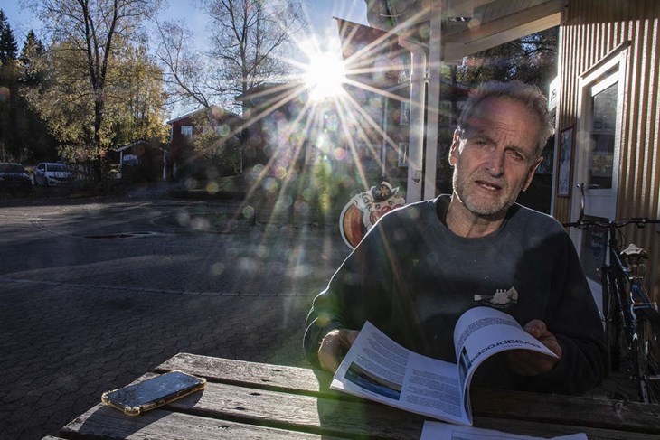 Nederländaren Bernhard Holtrop bor idag i Västerbyn där han bland annat bedriver friluftsturism. Nu oroas han över hur turismen blir med fler vindkraftverk i närheten. Foto: Christian Larsen