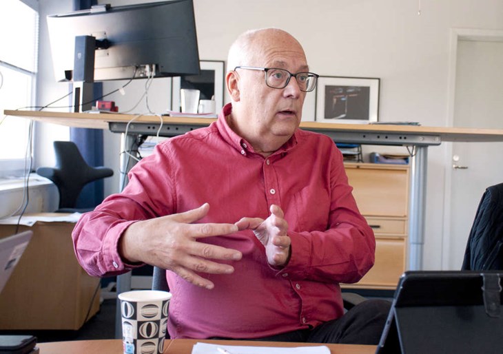 "Det är inte någonting som vi äldre sitter och säger att så här ska vi göra. Vi vill ju att de är med, så här har de varit med själva och tagit fram", säger Mikael Westberg (S), ordförande i bildningsstyrelsen i Avesta kommun. Foto: Lisa Björklund