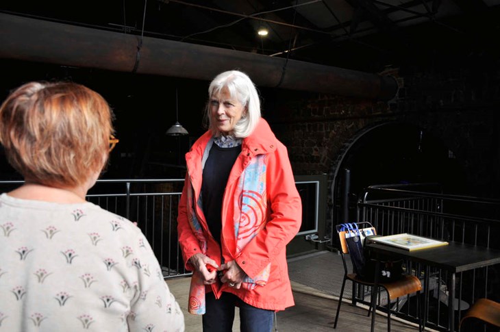 "Det finns kanske de som leker med tanken att man skulle vilja börja med något kreativt, men att man inte vet vart man kan vända sig. Då kan man få råd på Höstsalongen", säger Birgitta Hübinette, medlem i Folkare konstförening. Foto: Lisa Björklund