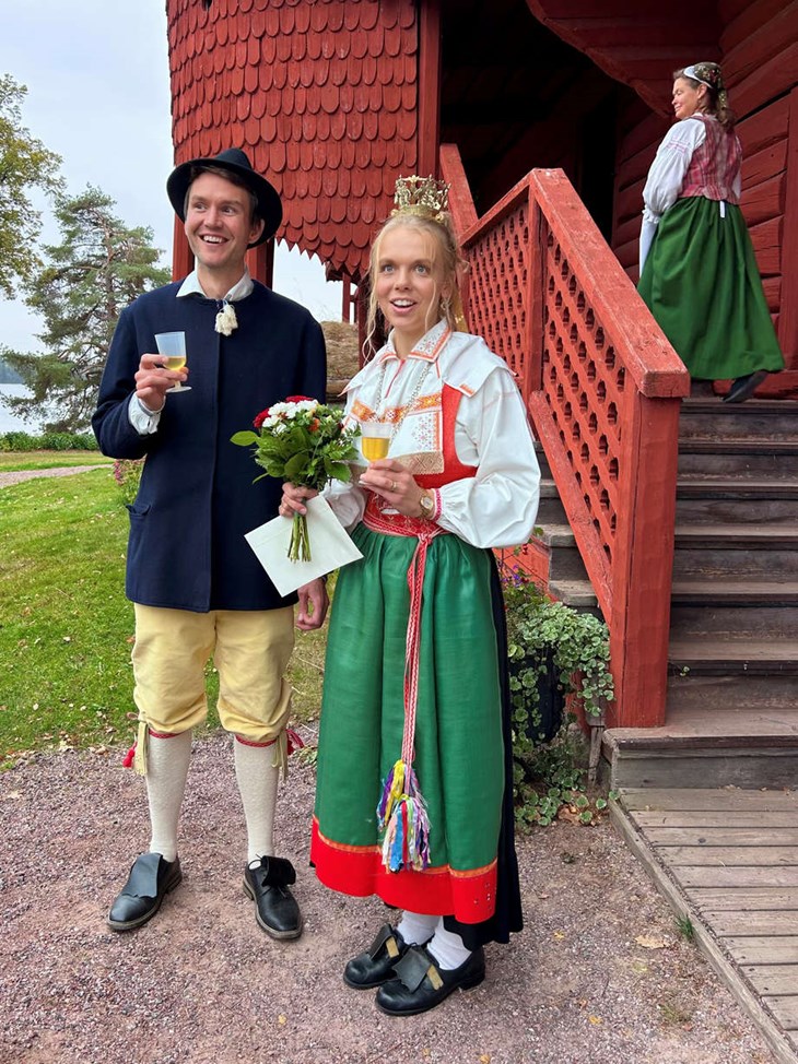 Erik och Linnea Windbro från Orsa var första brudparet ut på Ornässtugan. "Både de och alla deras gäster hade folkdräkt, så det var verkligen en prakt för ögat och en strålande start på dagen", säger museichefen Åsa Ehlis. Foto: Åsa Ehlis