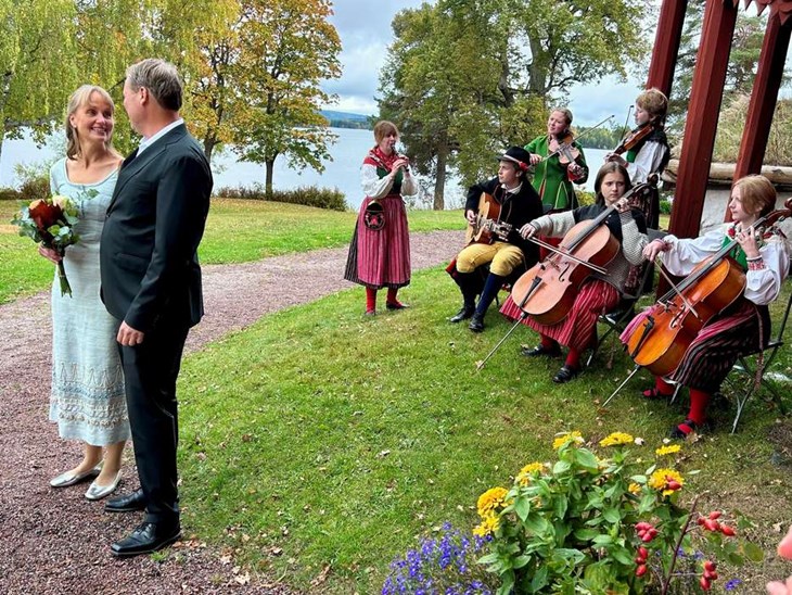 Av 35 par valdes fem ut som fick gifta sig vid Ornässtugan. Här ett par från Nässjö som får njuta av musik  från gruppen Systrar och bröder. Foto: Åsa Ehlis