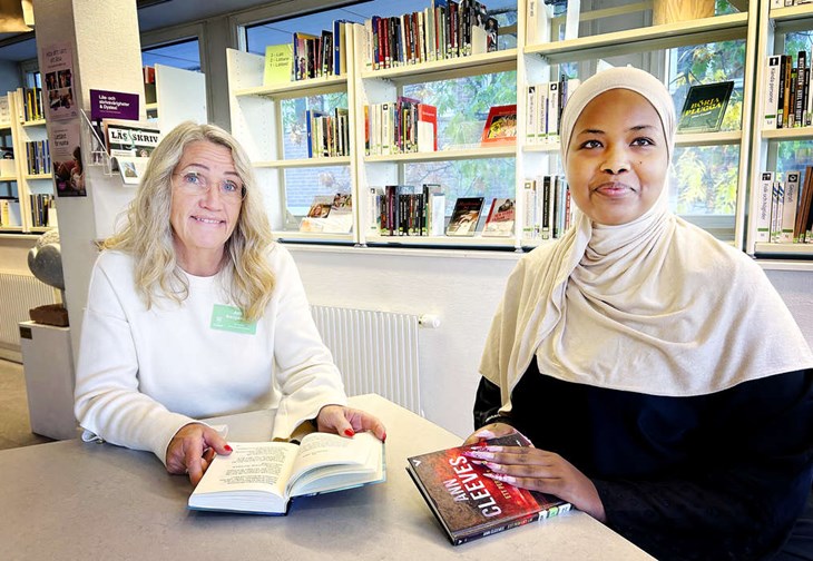 Ancie Bergendahl från Vuxenskolan och Suzaana Abukar på Borlänge bibliotek efterlyser nu personer som vill läsa högt för Borlängebor på kommunens äldreboenden. Foto: Karin Diffner
