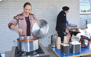 De provlagade soppa utomhus