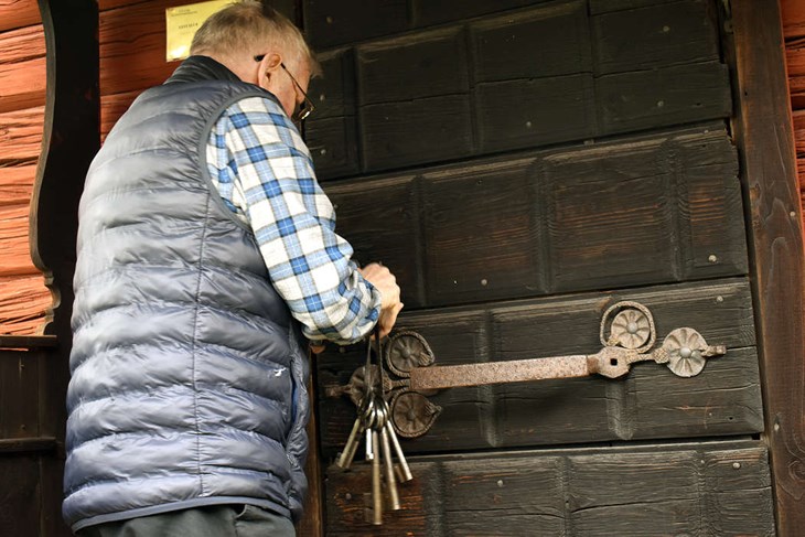 Kurt Fosselius med den enorma nyckelknippan, för ett par år sedan. Nu har Kurt lämnat in nycklarna till samhällsbyggnadskontoret, som ansvarar för byggnaderna på Åsgårdarna. Foto: Pär Sönnert