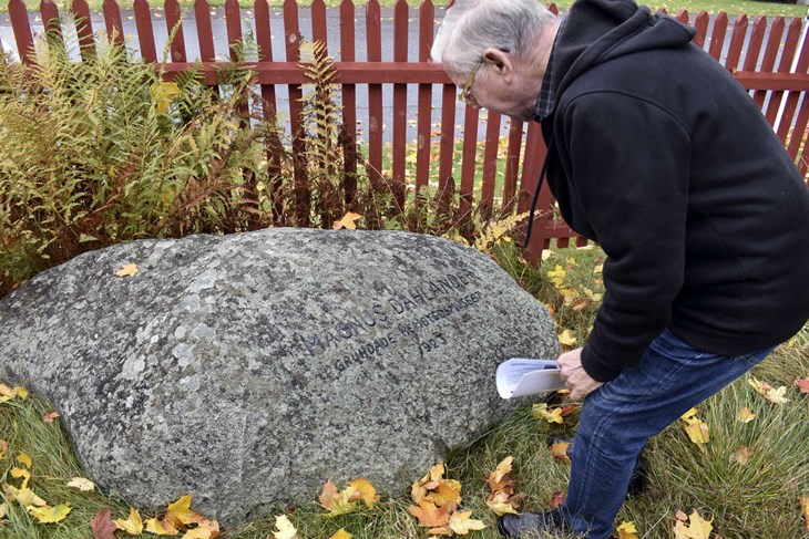 Kurt Fosselius vid Magnus Dahlanders minnessten. Dahlander grundade Åsgårdarna 1923. Foto: Pär Sönnert