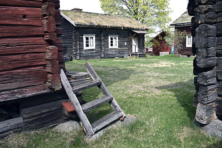 På detta gårdstun på Åsgårdarna har det hållit åtskilliga konserter och även en och annan vigsel under årens lopp. Foto: Pär Sönnert