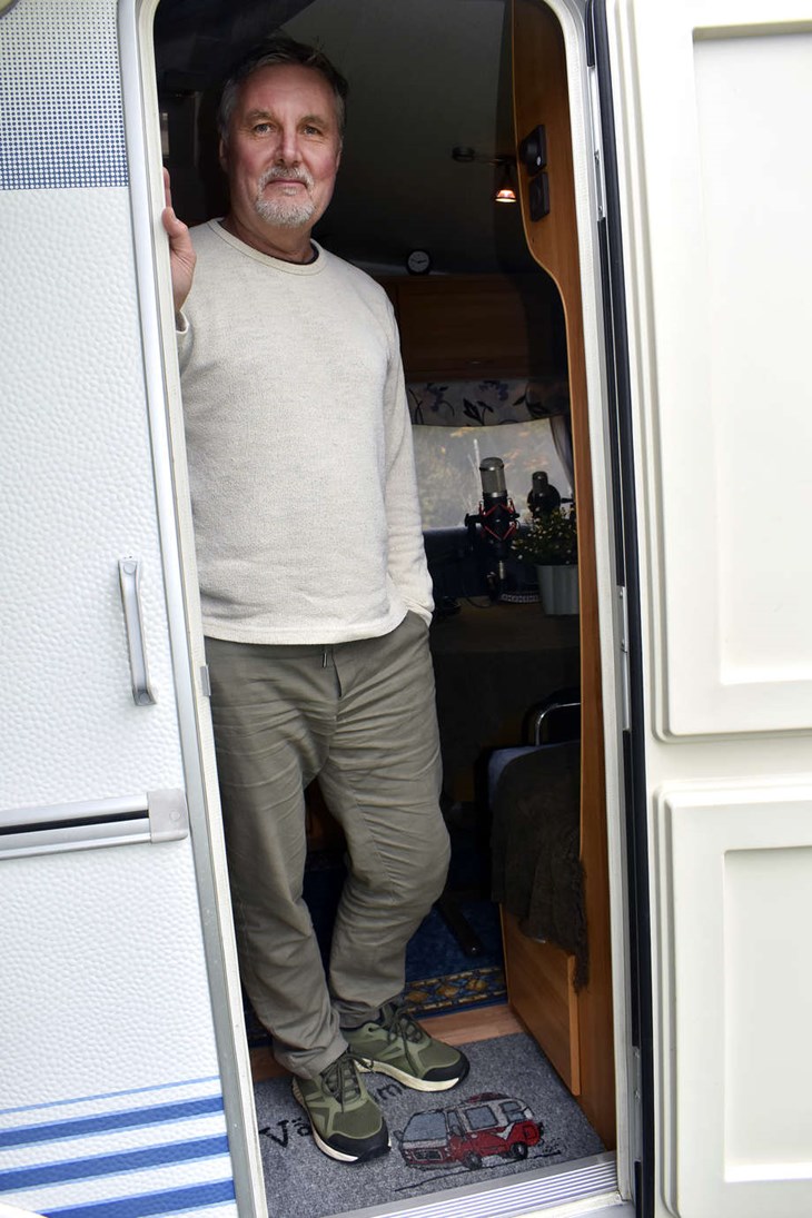 De första poddavsnitten har Mikael Hummelgård spelat in i sin husvagn. Foto: Pär Sönnert