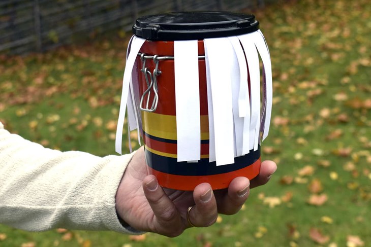 En av höjdpunkterna under inspelningarna är när gästerna får dra lappar med frågor från "frågeburken", en kaffeburk som tidigare tillhörde Mikaels morbror Göran. Foto: Pär Sönnert